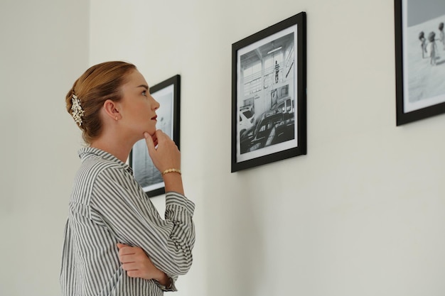 Vrouw op bezoek bij kunstgalerie