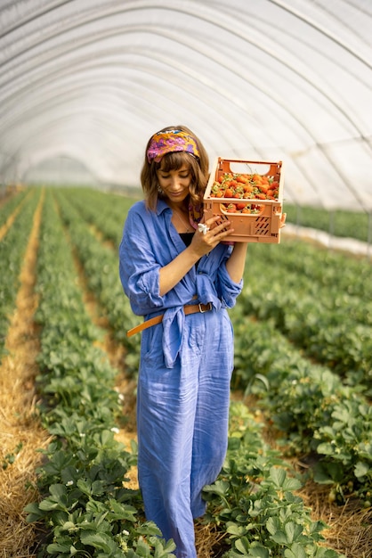 Vrouw op de aardbeienboerderij