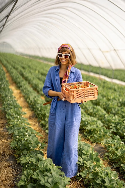 Vrouw op de aardbeienboerderij