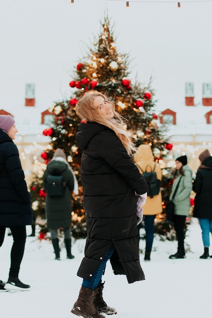 vrouw op de achtergrond van een kerstboom in de winter