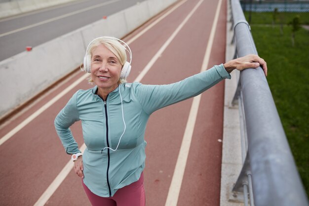 Vrouw op de brug