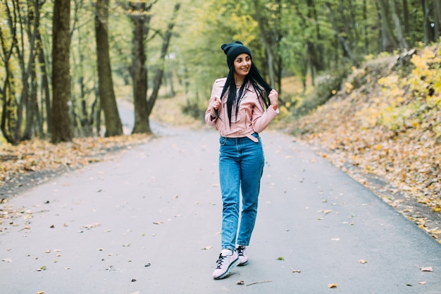 Vrouw op de herfstweg