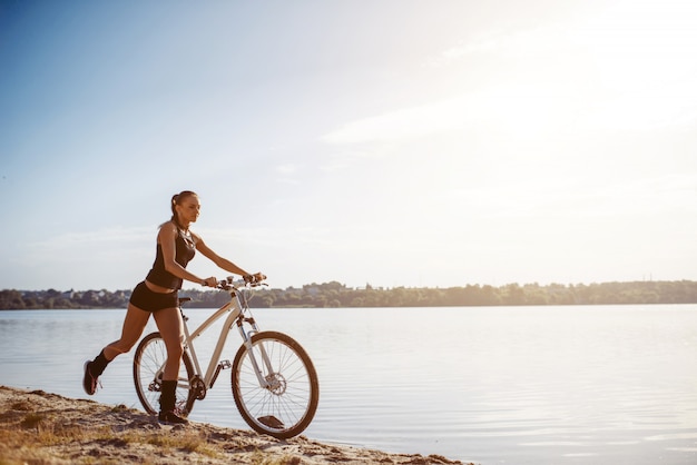 Vrouw op een fiets in strand