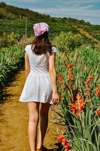 Vrouw op een gebied van bloemen