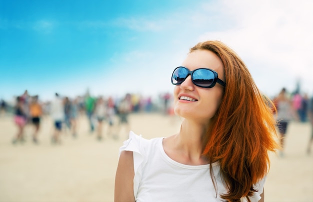 vrouw op een strandfeest