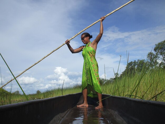 Foto vrouw op een traditionele boot