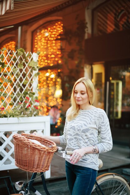 Vrouw op een vintage fiets op straat