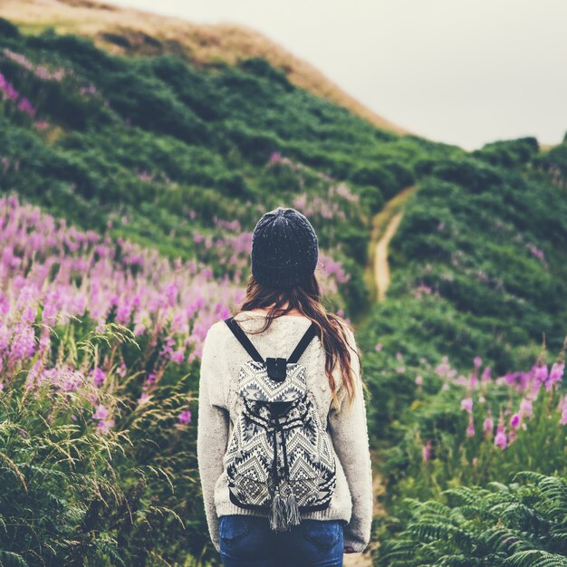 Vrouw op een wandeling door de wildernis