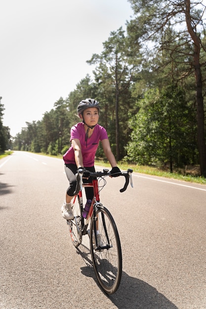 Foto vrouw op fiets volledig schot