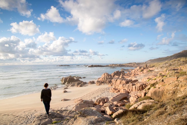 Vrouw op Forcados Point Beach, Galicië, Spanje