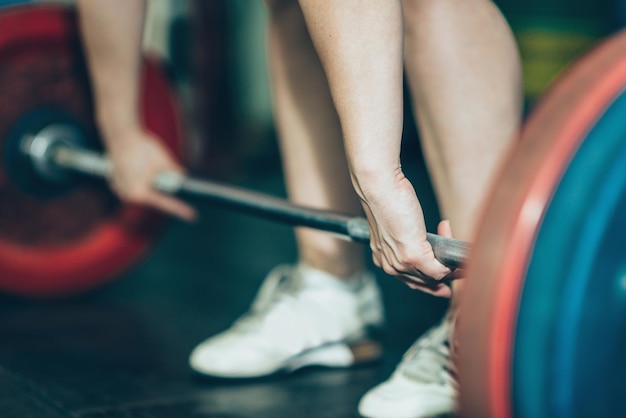 Vrouw op gewichtheffen training