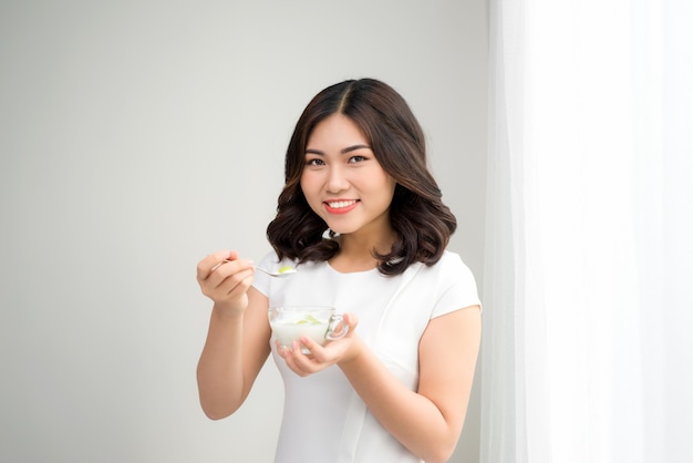 Vrouw Op Gezonde Voeding. Close-up van mooi vrolijk meisje met glas natuurlijke yoghurt