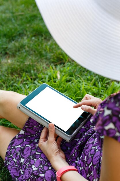 Vrouw op gras met tablet