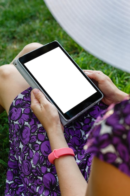 Vrouw op gras met tablet