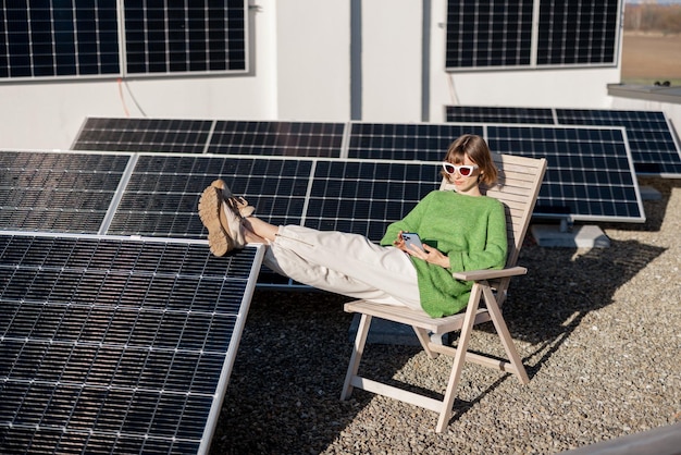 Vrouw op het dak van haar huis met een zonnestation