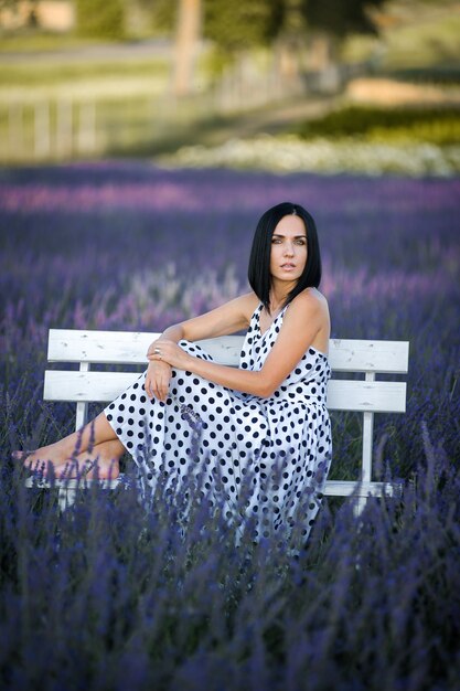 Vrouw op het lavendelveld