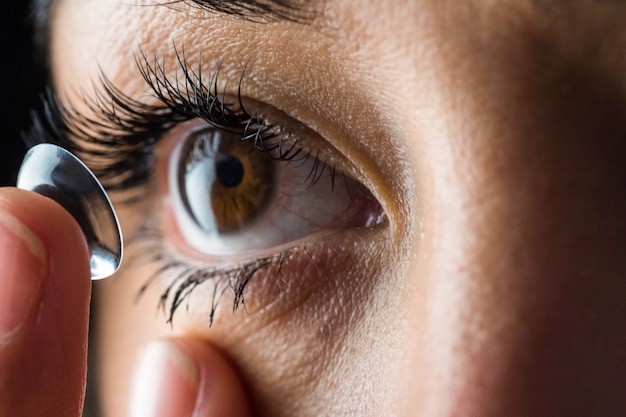 Vrouw op het punt om haar contactlens in te voegen