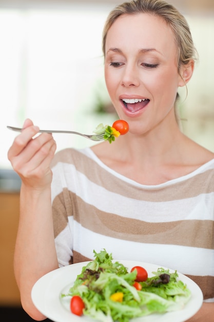 Vrouw op het punt om wat salade te eten