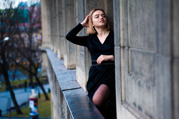 Vrouw op het straatbalkon