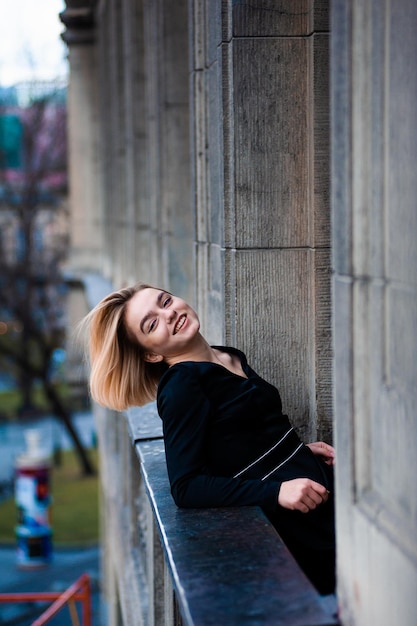 Vrouw op het straatbalkon