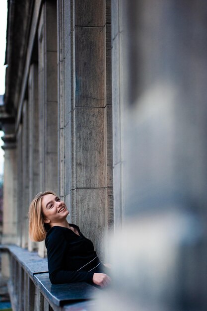 Vrouw op het straatbalkon