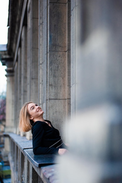 Vrouw op het straatbalkon