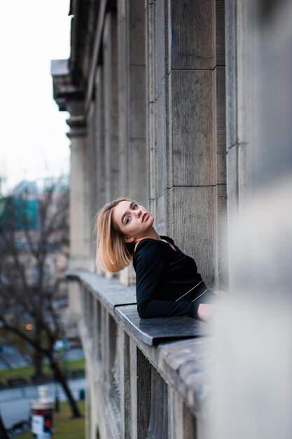 Vrouw op het straatbalkon