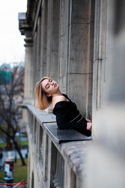 Vrouw op het straatbalkon