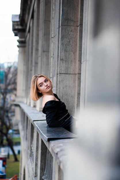 Vrouw op het straatbalkon