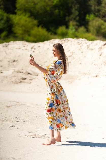 Vrouw op het strand draagt sarong Tuniek en pareo strandkleding