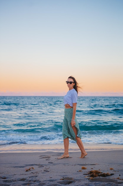 Vrouw op het strand genieten van zomervakantie