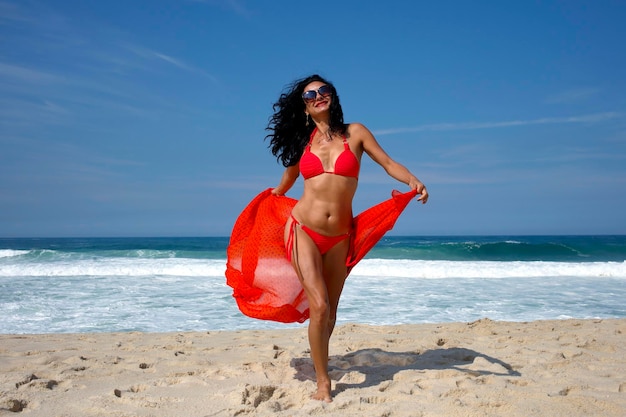 Vrouw op het strand in rio de janeiro