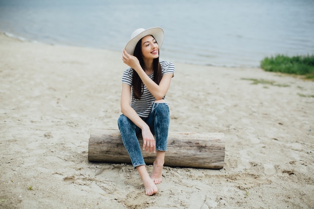 vrouw op het strand met een hoed