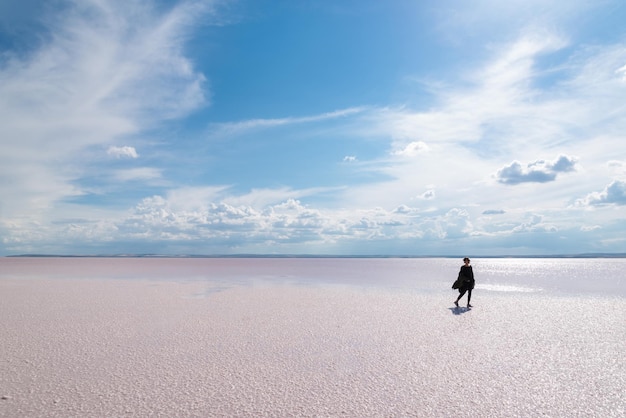 Vrouw op het strand tegen de lucht tijdens een zonnige dag