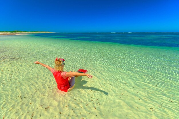 Foto vrouw op het strand tegen de lucht.