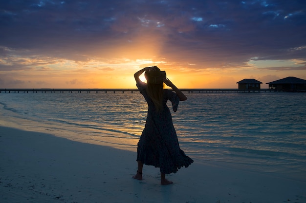 Vrouw op het strand van de Malediven