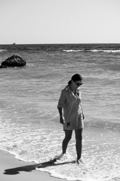 Vrouw op het strand zee