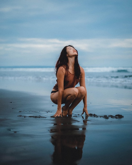 Vrouw op het strand.