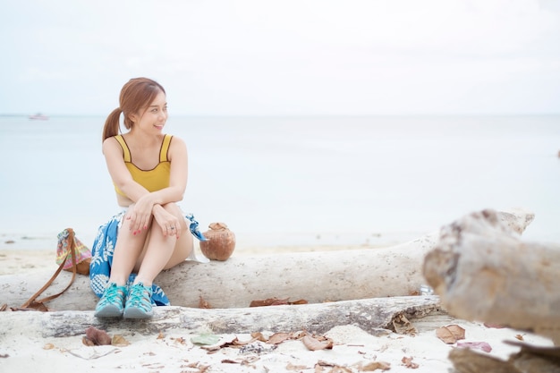 Vrouw op het strand.