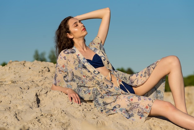 Foto vrouw op het zandstrand.