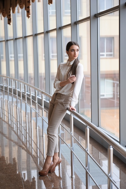 Vrouw op internationale luchthaven. Vrouwelijke passagier bij terminal.