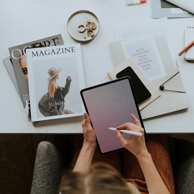 Vrouw op kantoor met een digitale tablet