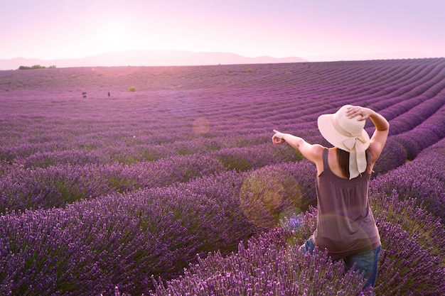 vrouw op lavendel veld op roze zonsondergang