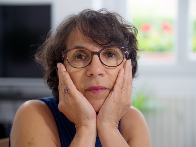 Vrouw op middelbare leeftijd met glazen