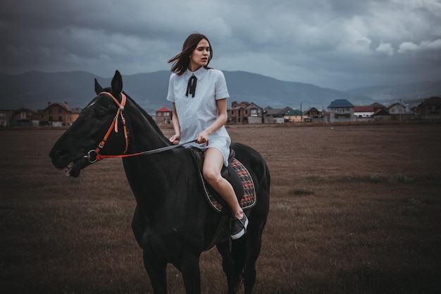 Vrouw op paard in het veld