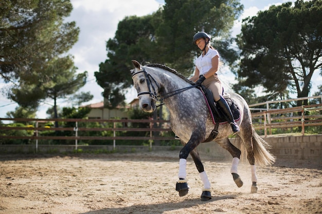 Vrouw op paard op een ranch.