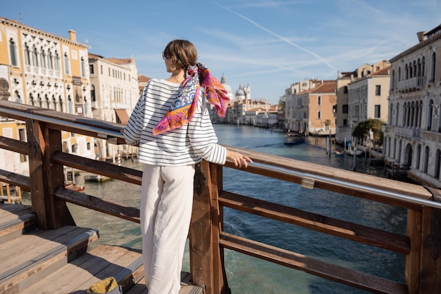 Vrouw op reis in Venetië