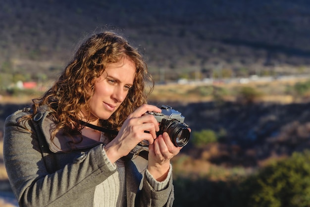 Vrouw op reis maakt foto's van de stad. vrouw met een camera. vrouwelijke fotograaf