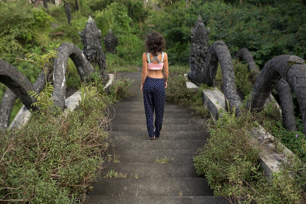 Vrouw op stenen balinesse trappen