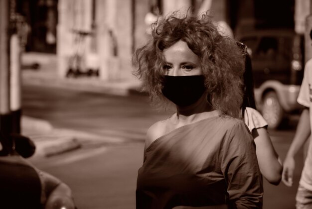 Foto vrouw op straat met masker.